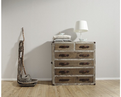 Ladekast in woonkamer met zeven laden en tafellamp