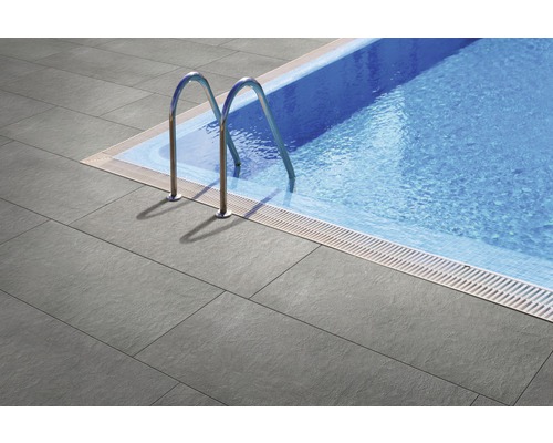 Zwembad met grijze terrastegels en roestvrijstalen trap