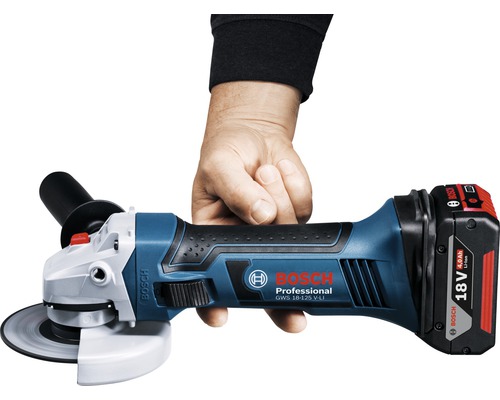 Bosch haakse slijper met accu in de hand