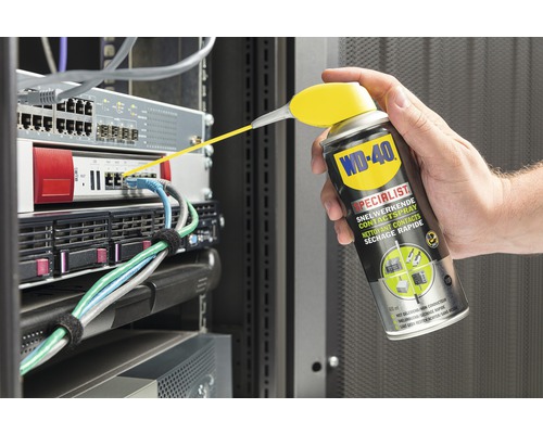 WD-40 Specialist contactspray wordt op netwerkapparatuur gespoten