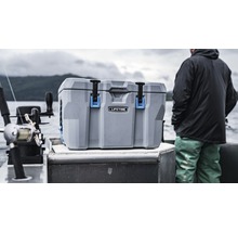 Grijze koelbox van het merk Lifetime op een boot