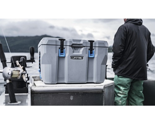Grijze koelbox van het merk Lifetime op een boot