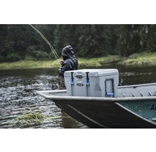 Grijze koelbox van Lifetime op een boot tijdens het vissen.