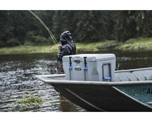 Grijze koelbox van Lifetime op een boot tijdens het vissen.