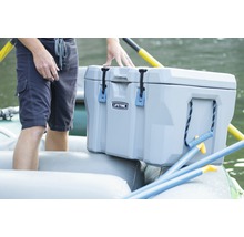 Grijze koelbox van het merk Lifetime op een rubberboot