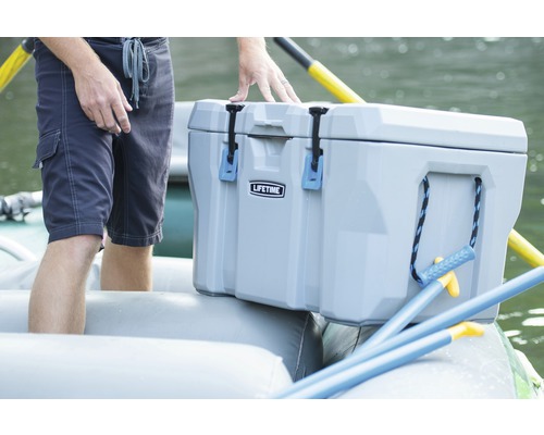 Grijze koelbox van het merk Lifetime op een rubberboot