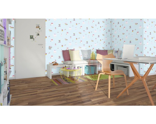 Lichte werkkamer met blauw cupcakebehang, bureau en houten vloer