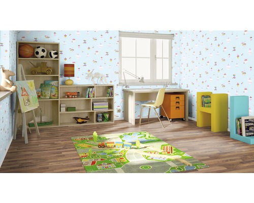 Lichte kinderkamer met bureau, boekenkast en speelkleed