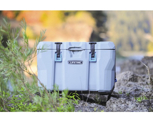 Grijze koelbox van het merk Lifetime op stenen