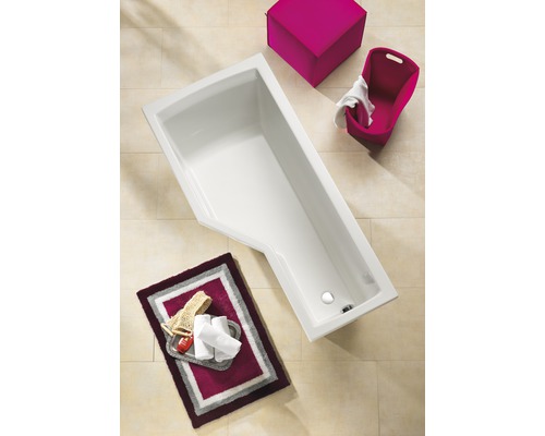 Bovenaanzicht van een rechthoekig bad in een badkamer met badmat, kruk en wasmand