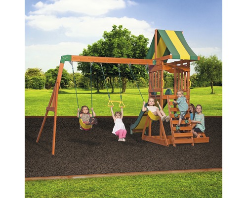 Houten speeltoestel met schommel, glijbaan, klimrek en kinderen in de tuin.