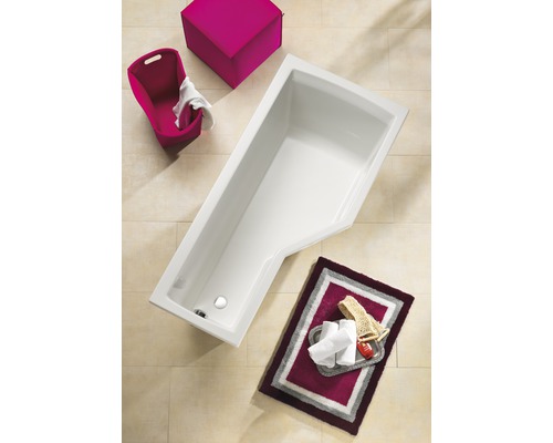 Bovenaanzicht van een ligbad met badkameraccessoires