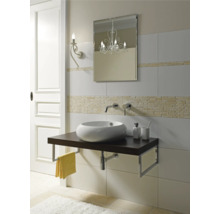 Moderne badkamer met wastafel, spiegel en wandlamp