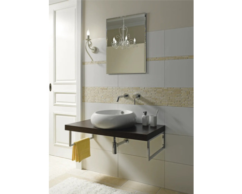 Moderne badkamer met wastafel, spiegel en wandlamp