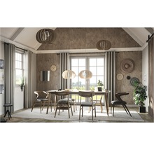 Eetkamer met eettafel, stoelen en hanglampen in een modern design.