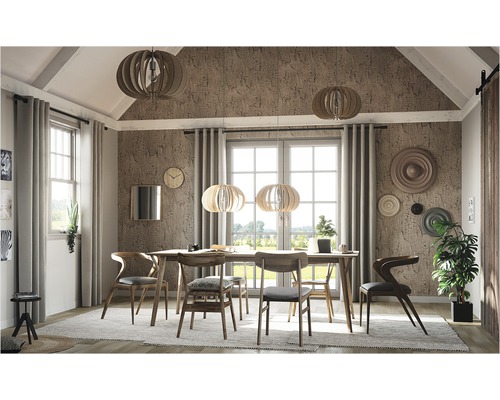 Eetkamer met eettafel, stoelen en hanglampen in een modern design.
