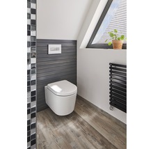 Badkamer met hangend toilet, houten vloer en dakraam