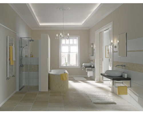 Lichte badkamer met douche, bad, wastafels en tegelvloer