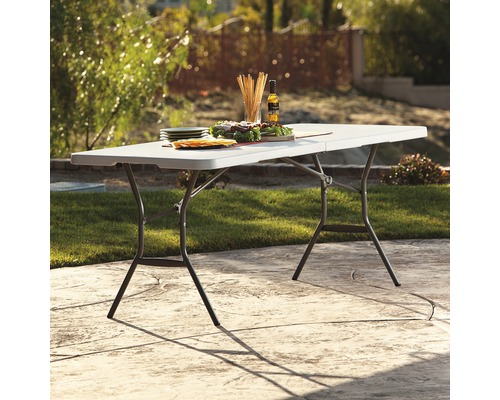 Rechthoekige inklapbare tafel met eten en drinken in de tuin