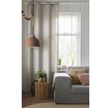 Woonkamer met gordijn, hanglamp, bank en bijzettafel
