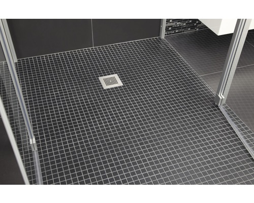 Gelijkvloerse douche met mozaïektegels en vierkante afvoer