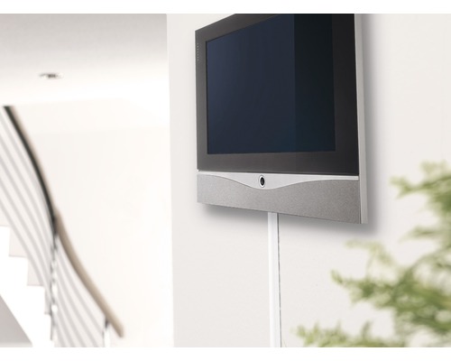 Aan de muur gemonteerde televisie met kabelgoot in een lichte kamer.