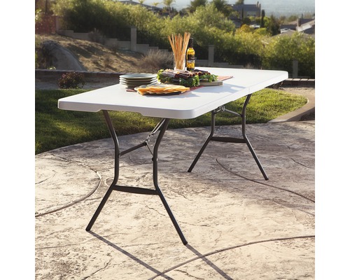 Witte inklapbare tafel met eten en drinken buitenshuis