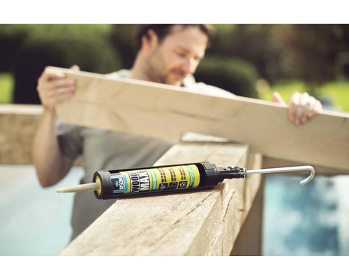 Man verwerkt hout met Bison Wood Max constructielijm