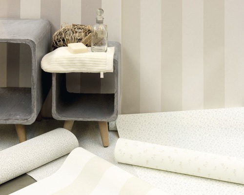 Badkamerscène met gestreept behang, nachtkastjes en rollen behang