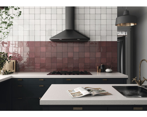 Keukenscène met betegelde muur, afzuigkap en keukenmeubilair