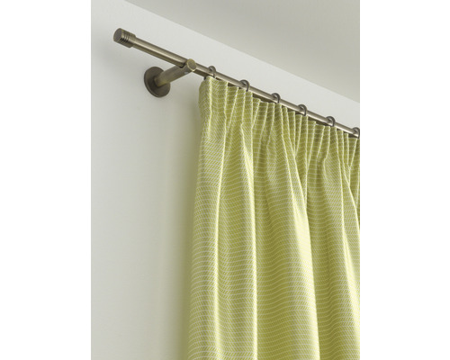 Gordijnroede met gordijn aan de muur