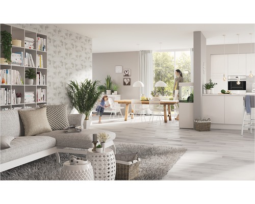 Woonkamer met bank, plank, eettafel en keuken in een open ruimteconcept.