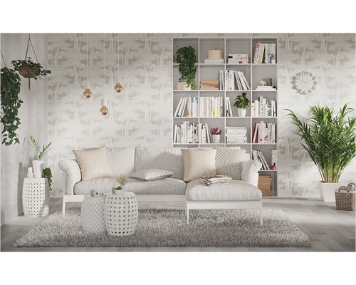 Woonkamer met bank, boekenkast en decoratieve elementen voor een gezellige sfeer.