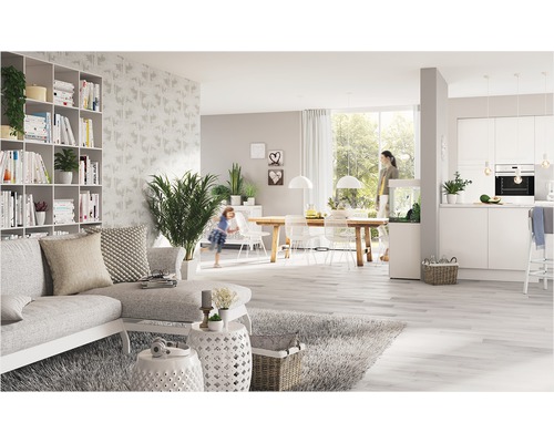 Lichte woonkamer met bank, eettafel en boekenkast