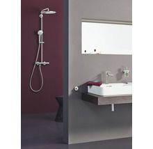 Moderne badkamer met douchesysteem en wastafel