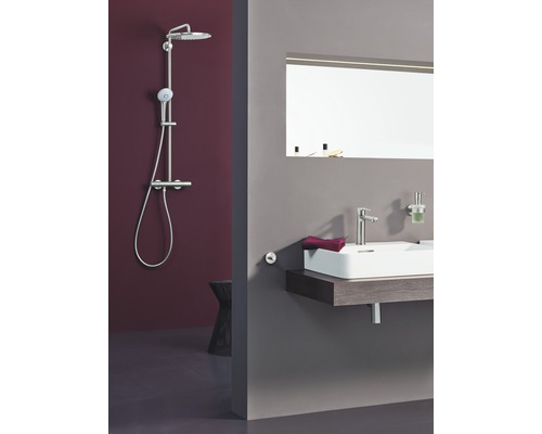 Moderne badkamer met douchesysteem en wastafel