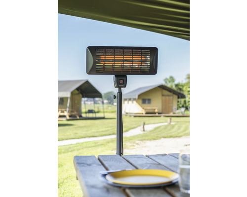 Terrasverwarmer op een tafel met uitzicht op een veld met tenten