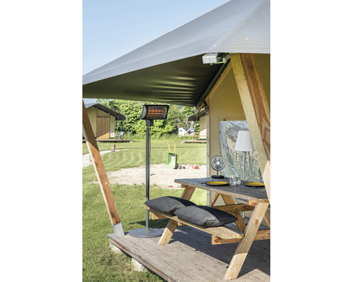 Scene met tentoverkapping, terrasverwarmer, picknicktafel en zitkussens