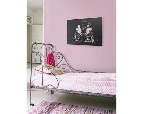 Kamer met muurschildering, bed en tapijt.