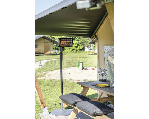 Terras met infraroodstraler, picknicktafel en kussens