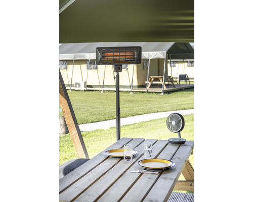 Terrasscène met terrasverwarmer, tafel, servies en ventilator
