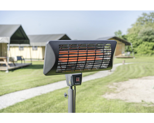 Terrasverwarmer op een statief buitenshuis