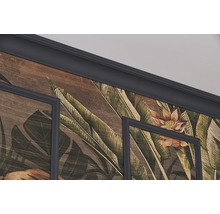 Detailopname van een kamer met sierlijsten en wandpanelen met een tropisch bladeren- en bloemenpatroon.