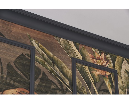 Detailopname van een kamer met sierlijsten en wandpanelen met een tropisch bladeren- en bloemenpatroon.