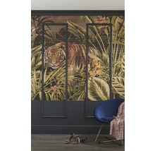 Woonkamer met jungle behang, fauteuil en schoenen