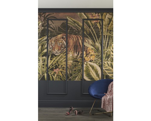 Woonkamer met jungle behang, fauteuil en schoenen
