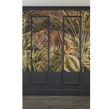 Behang met tijger- en jungle motieven op een wand met sierlijsten