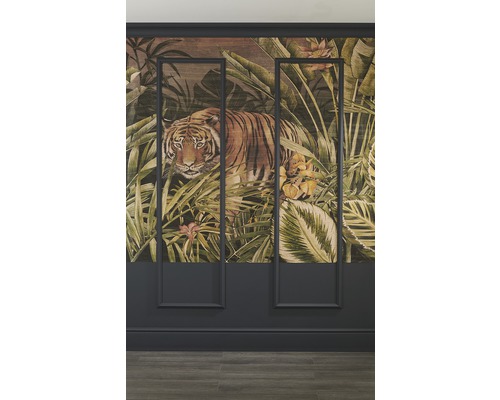 Behang met tijger- en jungle motieven op een wand met sierlijsten