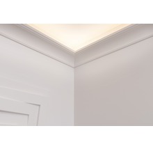 Wand- en plafondweergave met sierlijsten en indirecte verlichting