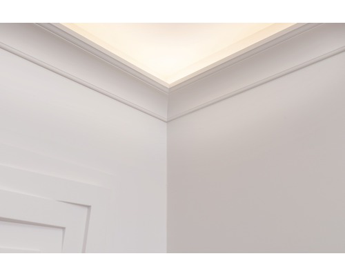 Wand- en plafondweergave met sierlijsten en indirecte verlichting